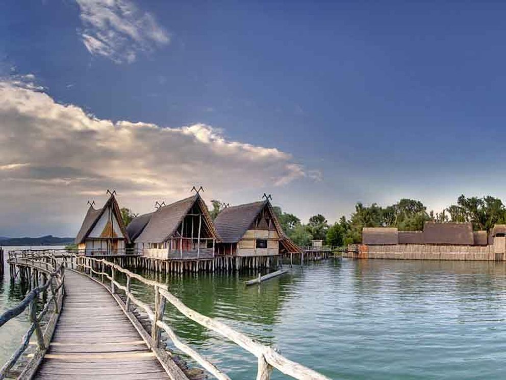 Pfahlhütten im Wasser am Bodensee