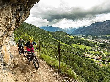 Mountainbiker unterwegs auf der Dachsteinrunde entlang der Ewigen Wand in Bad Goisern
