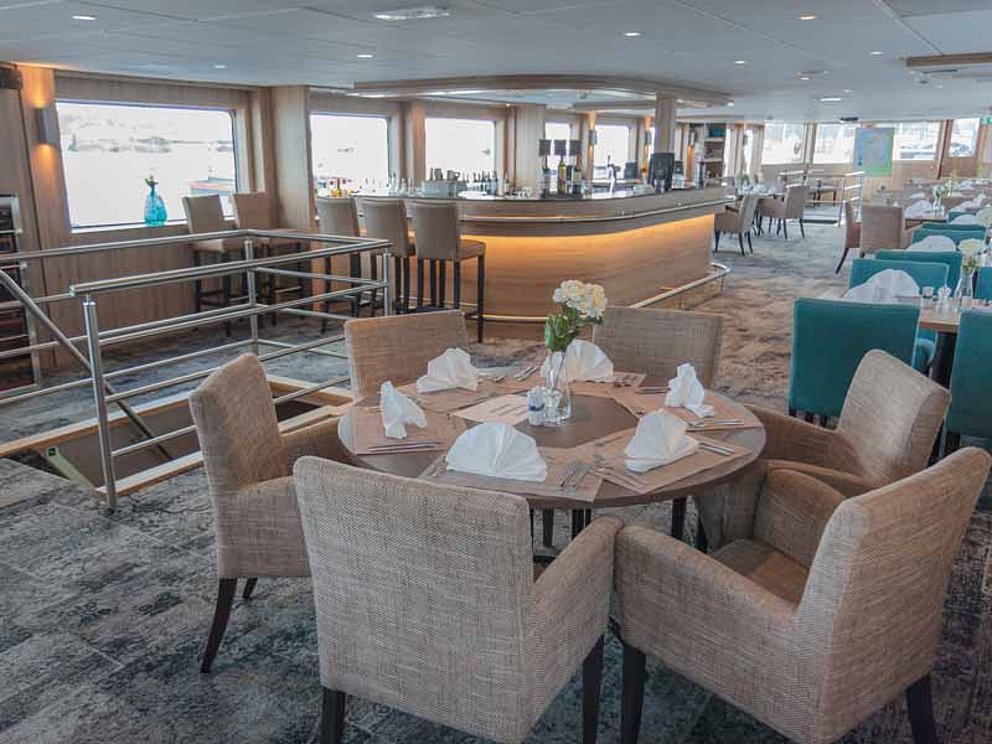 Fauteuils und Tischchen in der Lounge am Flussschiff