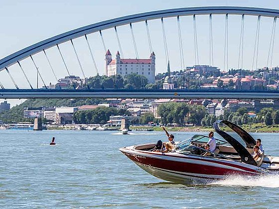 Motorboot auf der Donau in Bratislava