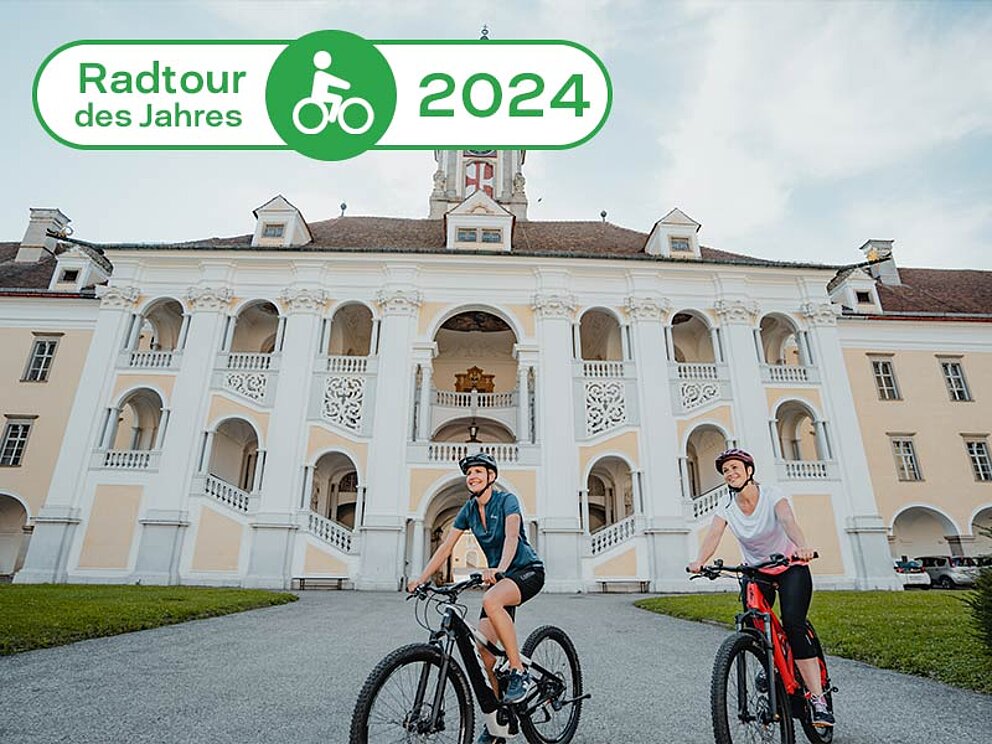 2 Radfahrerinnen vor dem Stift