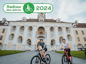 2 Radfahrerinnen vor dem Stift