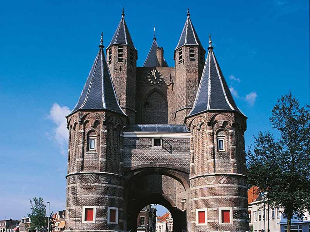 großes Stadttor mit Türmen in Haarlem in den Niederlanden