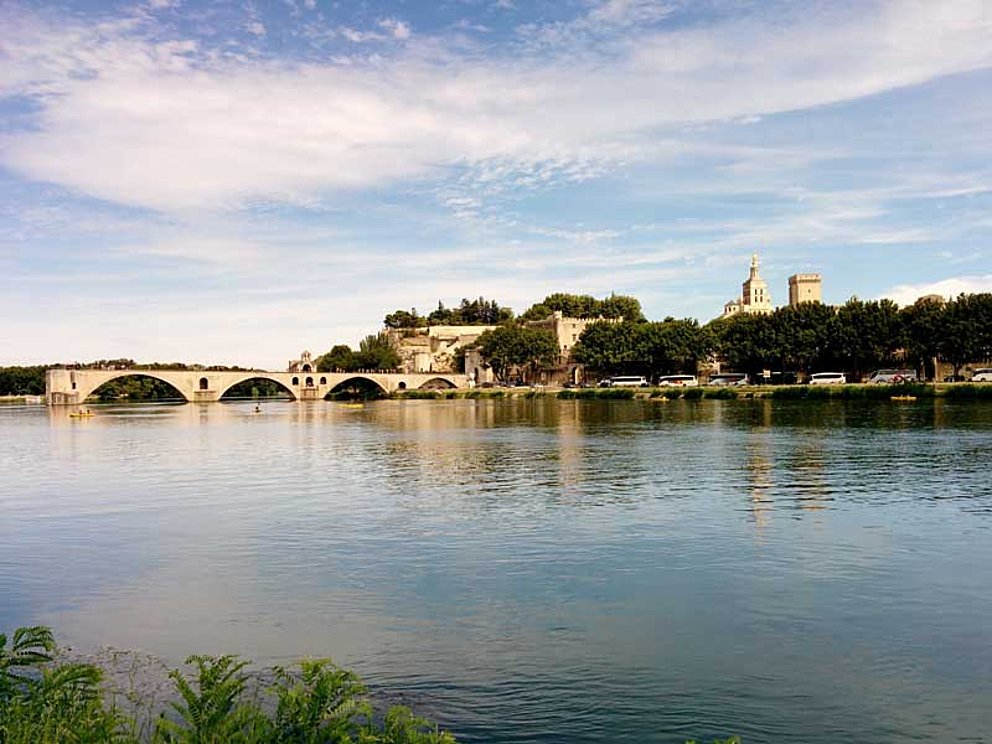 Die Reste der historischen Brücke Saint-Bénézet in Avignon. Davor der Fluss Rhone