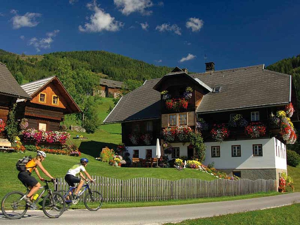 Radfahren in Kärnten - vorbei an kleinen Dörfern