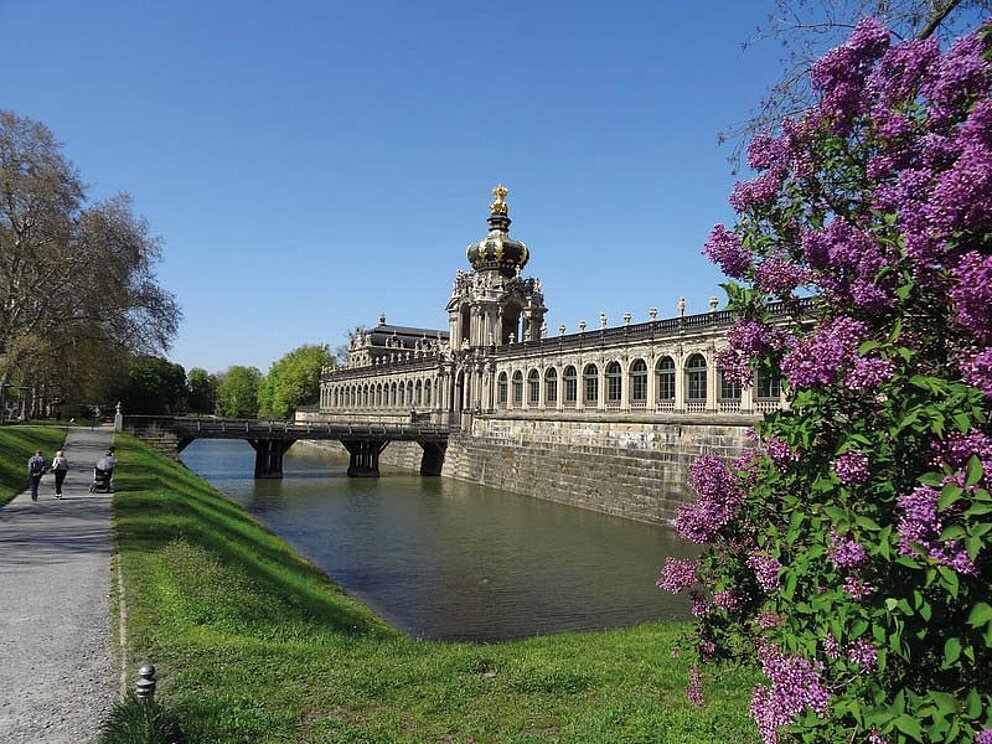 Außenansicht Zwinger mit Fluss und kleiner Brücke