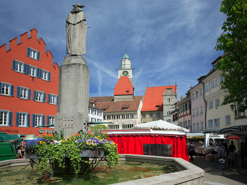 Brunnen und Markt in Überlingen in Deutschland