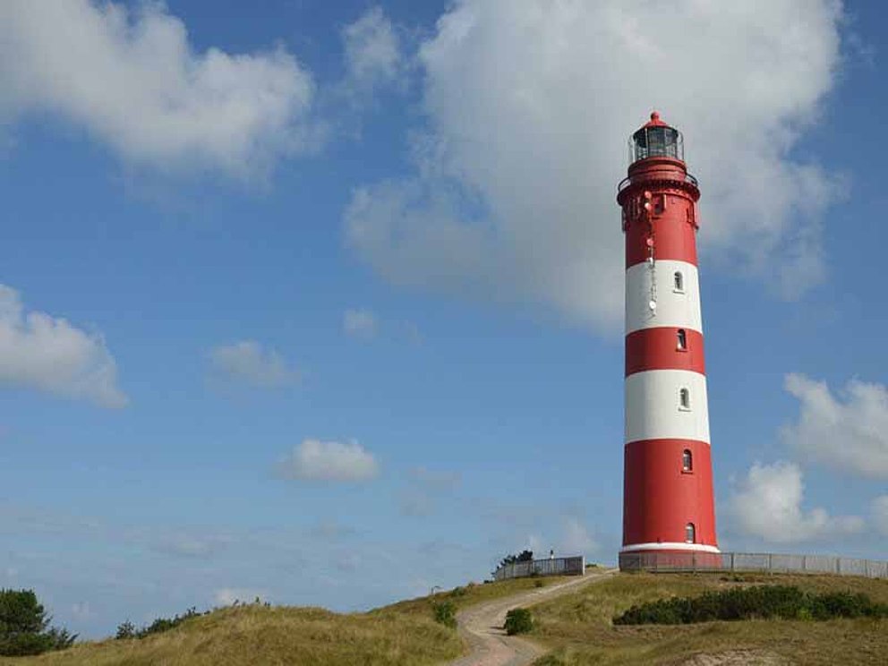 rot-weißer Leuchtturm auf der Insel Amrum an der Nordsee