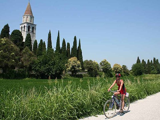 Radfahren bei Aquileia auf der Radtour Alpe-Adria