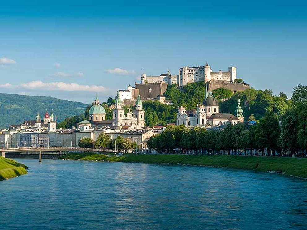 Mozartstadt Salzburg mit Fluss und Festung Hohensalzburg