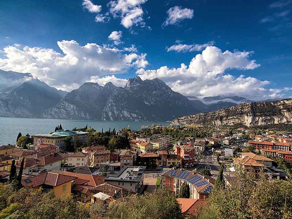 Panorama der Stadt Trentino am Gardasee in Italien