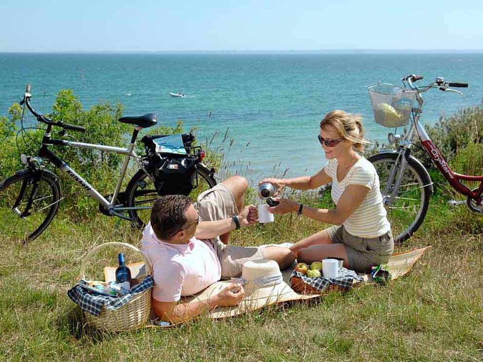 Rad-Picknick zu zweit an der Ostsee in der Lübecker Bucht