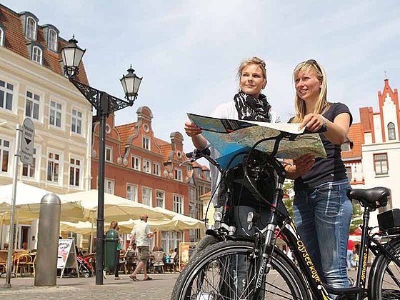 Radfahrerinnen bei Orientierungspause in Wismar an der Ostsee