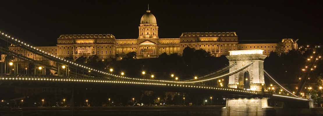 Budapest bei Nacht mit Kettenbrücke und Burg