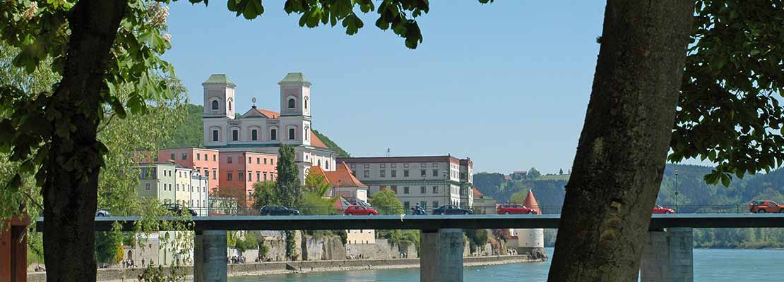 Bick von Uferpromenade in Passau auf Dom