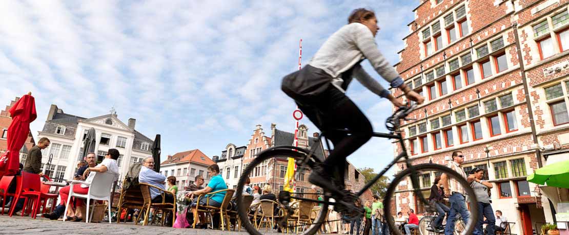Radfahrer erkundet das Zentrum in Belgien im Radurlaub
