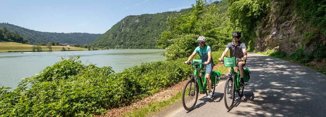 2 Radfahrer am Radweg direkt am Donauufer