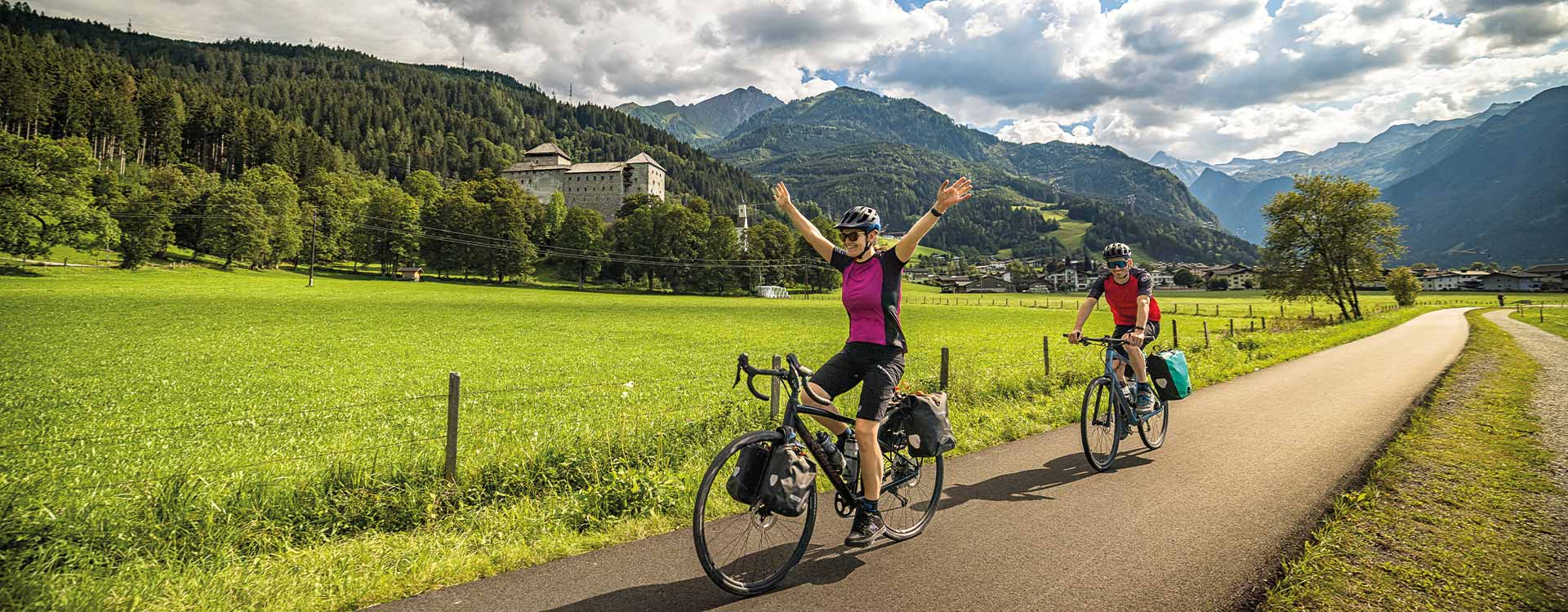 2 Radfahrer am flachen asphaltierten Tauernradweg