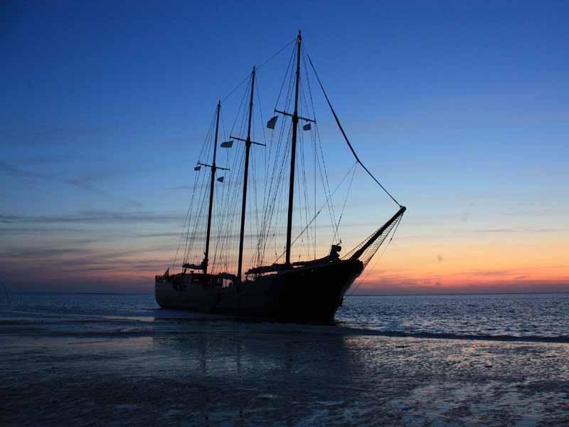 Das Segelschiff MS Mare Fan Fryslan bei Sonnenuntergang