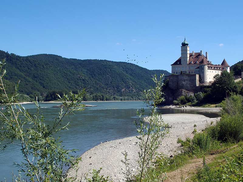 Blick auf das Schloss Schönbühel am Donauradweg