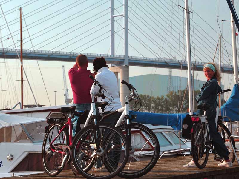 Radfahrer im Yachthafen an der Ostsee