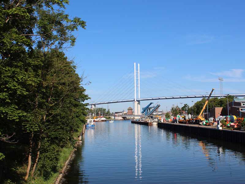 Blick von Dänholm auf die Rügenbrücke in Deutschland