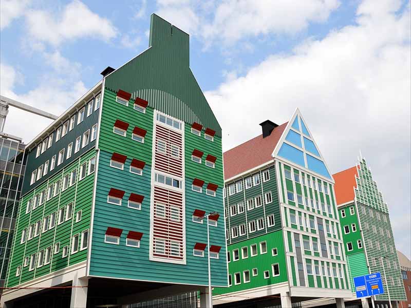 Blau-grüne Gebäude in der Stadt Zaandam in Holland